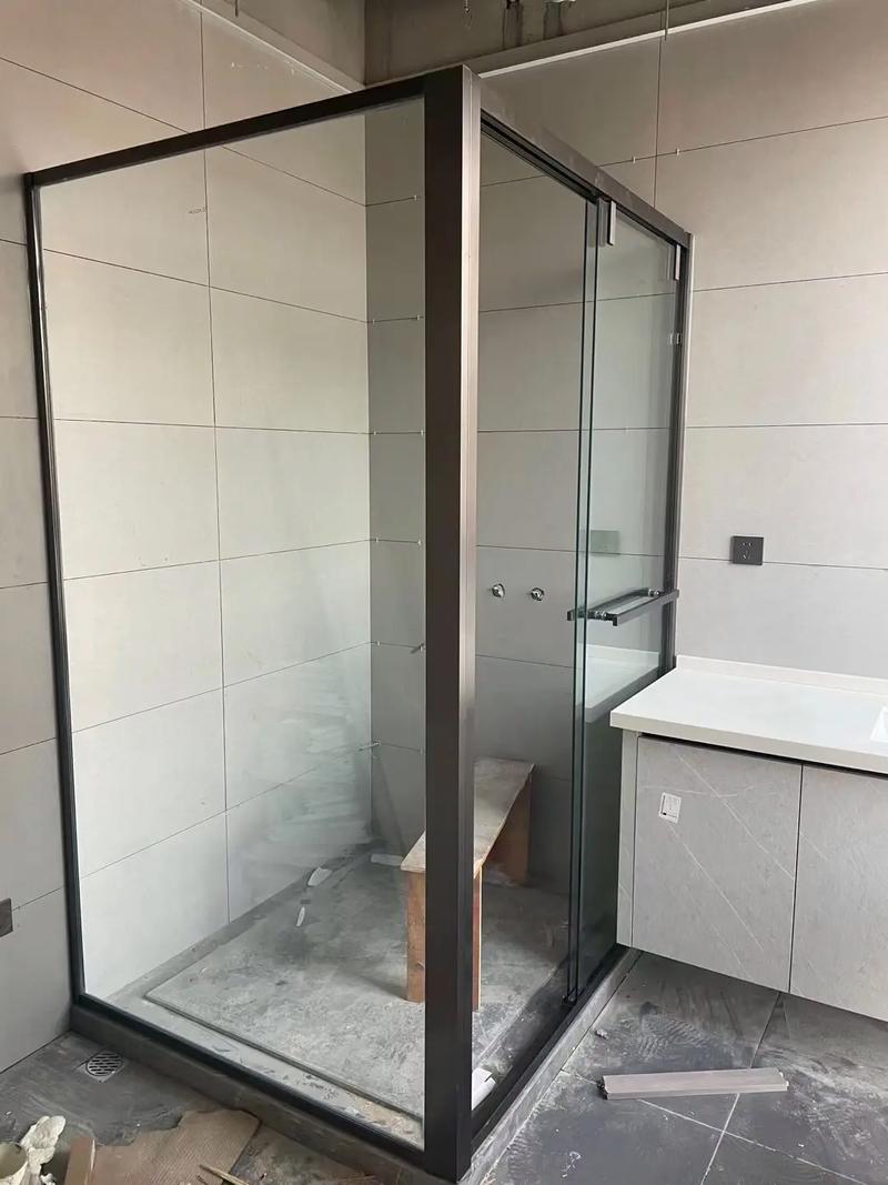 淋浴房厂家精工之道 淋浴隔断玻璃门的选择与工艺考量